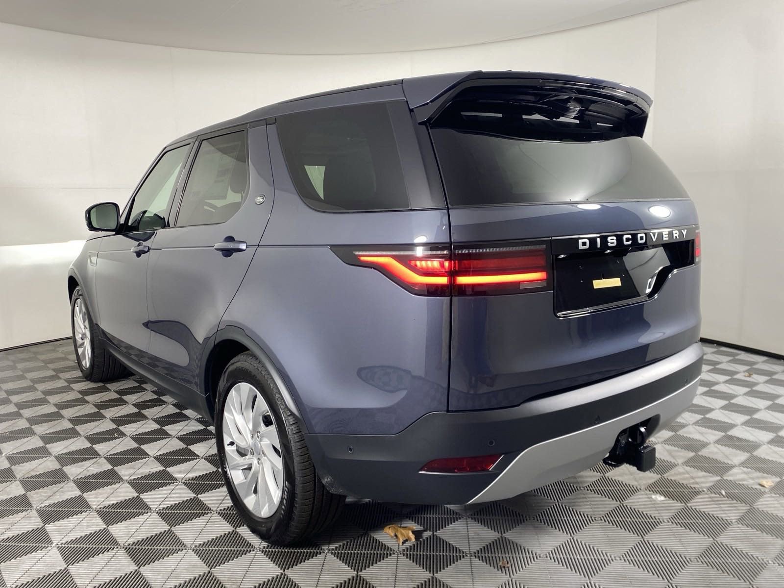 Used 2025 Land Rover Discovery S AWD/4WD image 3