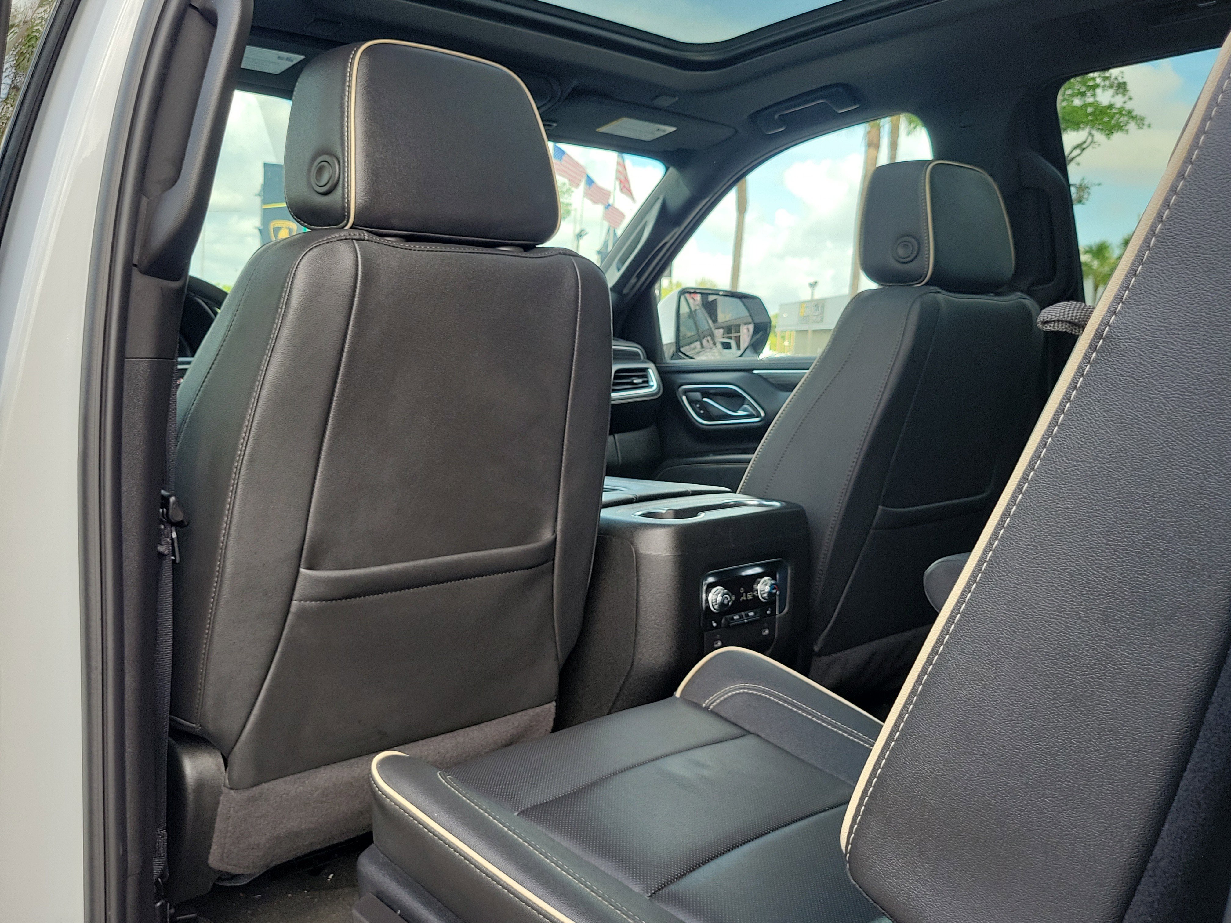 Used 2024 GMC Yukon XL SLT w/ SLT Premium Package RWD image 16