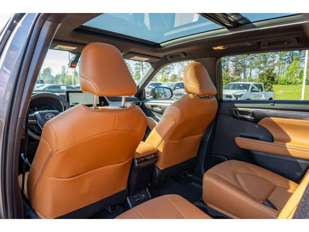 Certified 2026 Toyota Highlander Platinum image 13
