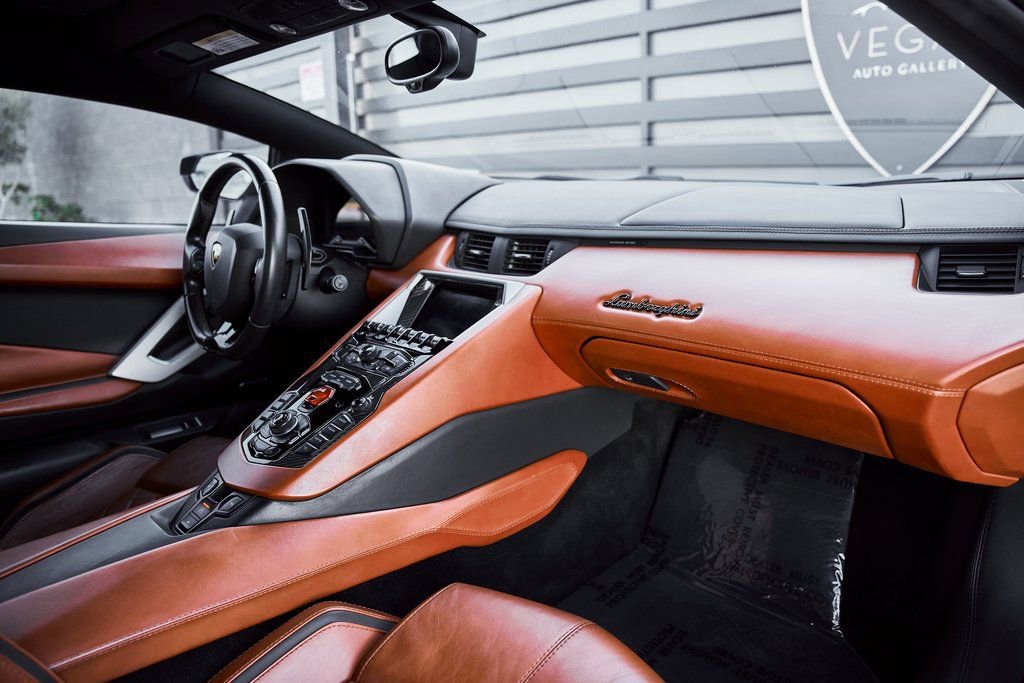 Used 2018 Lamborghini Aventador S image 48