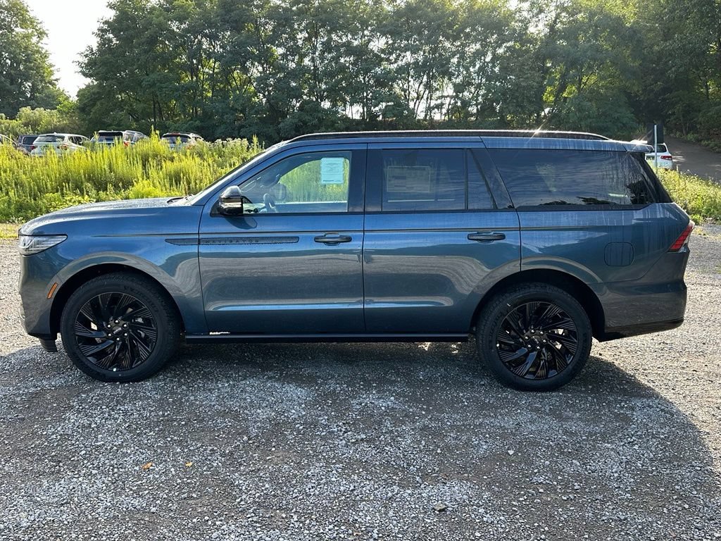 New 2027 Lincoln Navigator Reserve w/ Jet Appearance Package AWD/4WD image 2