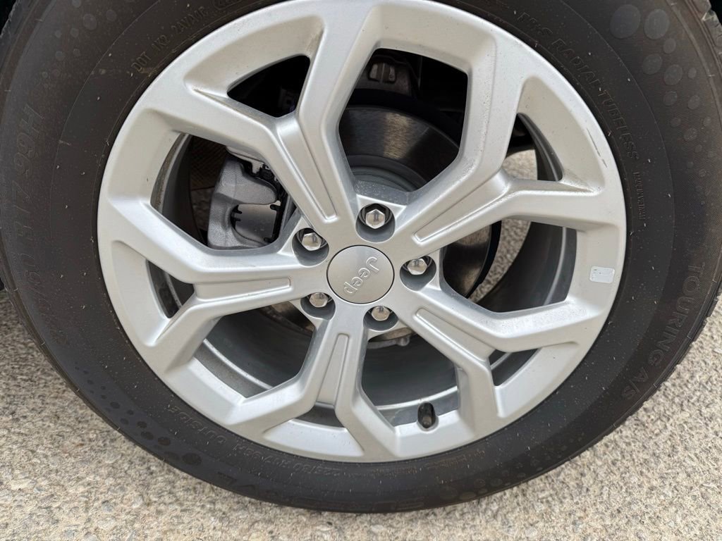 Used 2024 Jeep Compass Latitude image 9