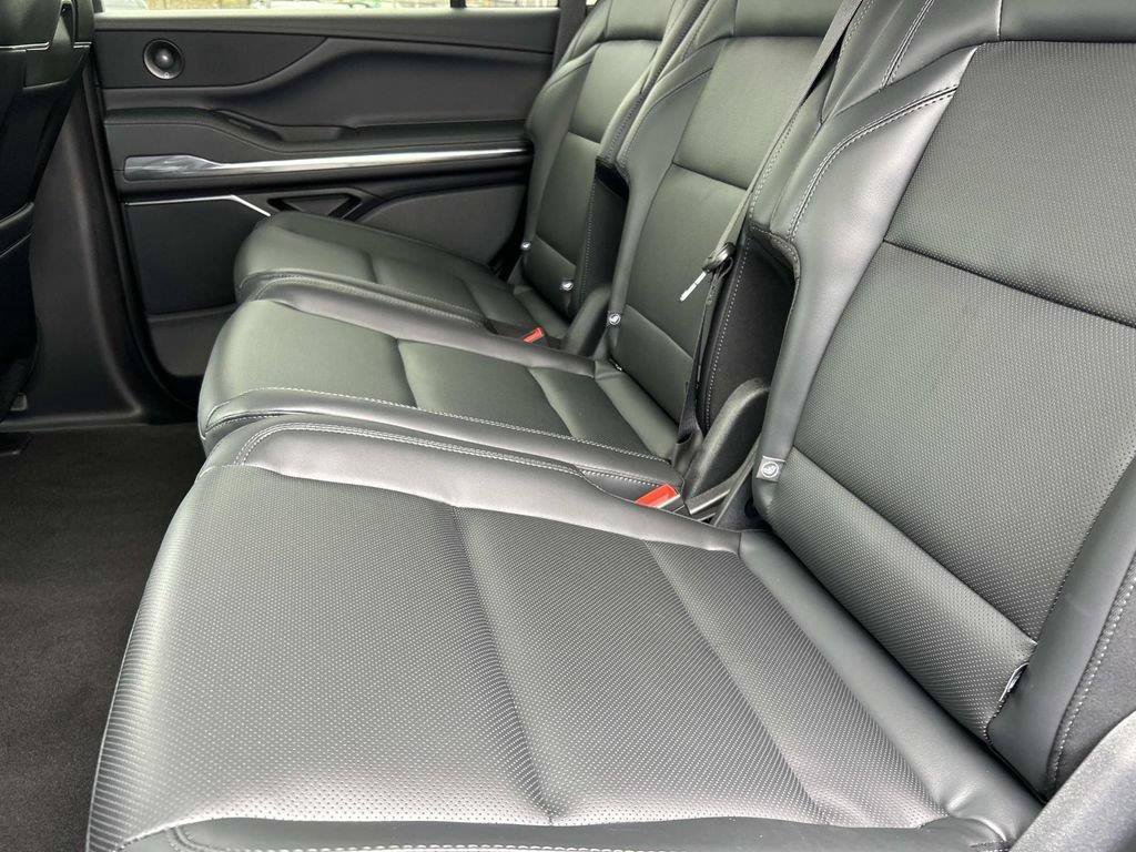 New 2026 Lincoln Navigator Premiere AWD/4WD image 13