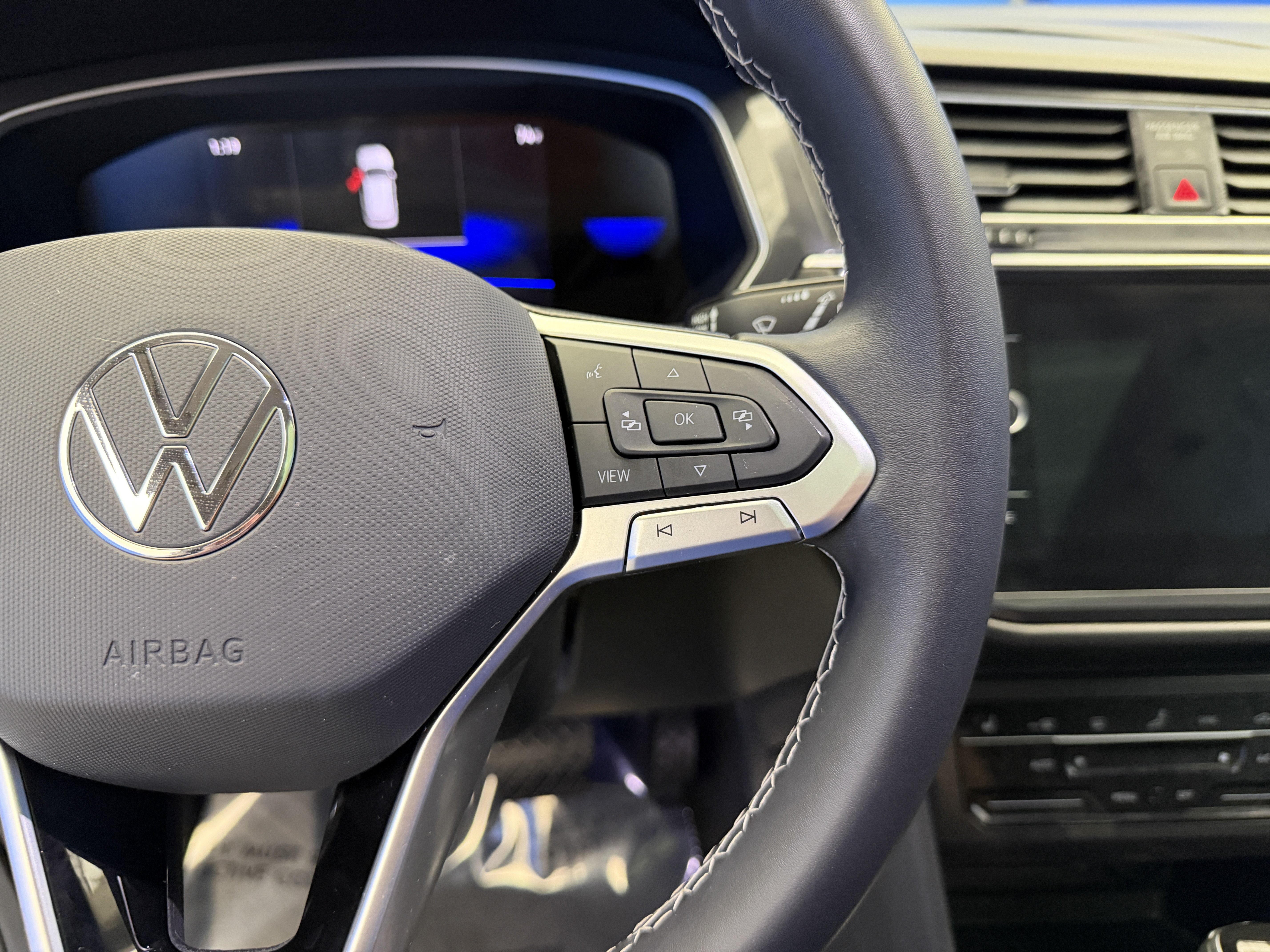 Used 2023 Volkswagen Tiguan SE w/ Panoramic Sunroof Package FWD image 16