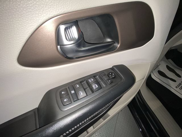 Used 2021 Chrysler Voyager LX w/ Cold Weather Group FWD image 13