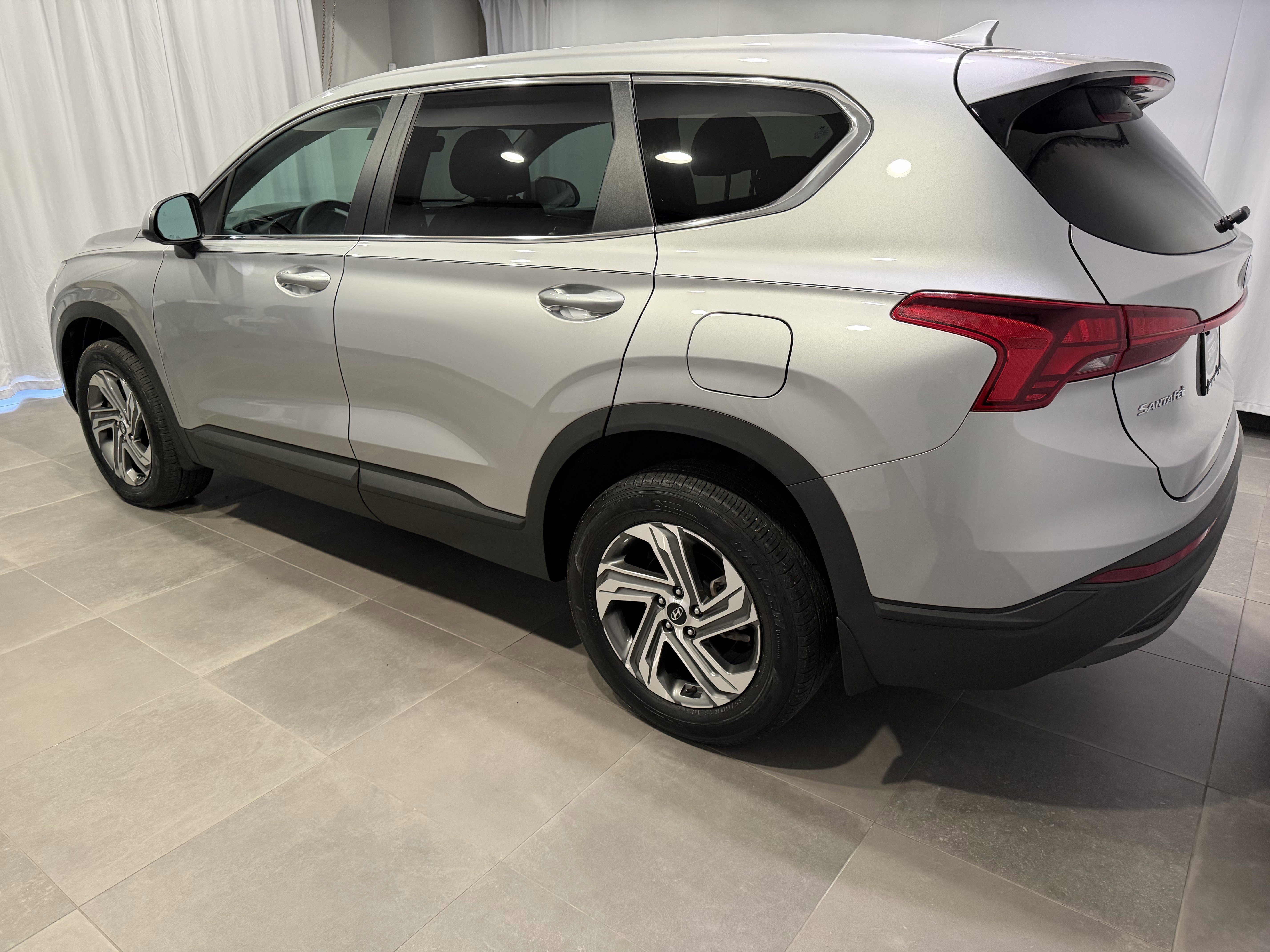 Used 2023 Hyundai Santa Fe SE image 4