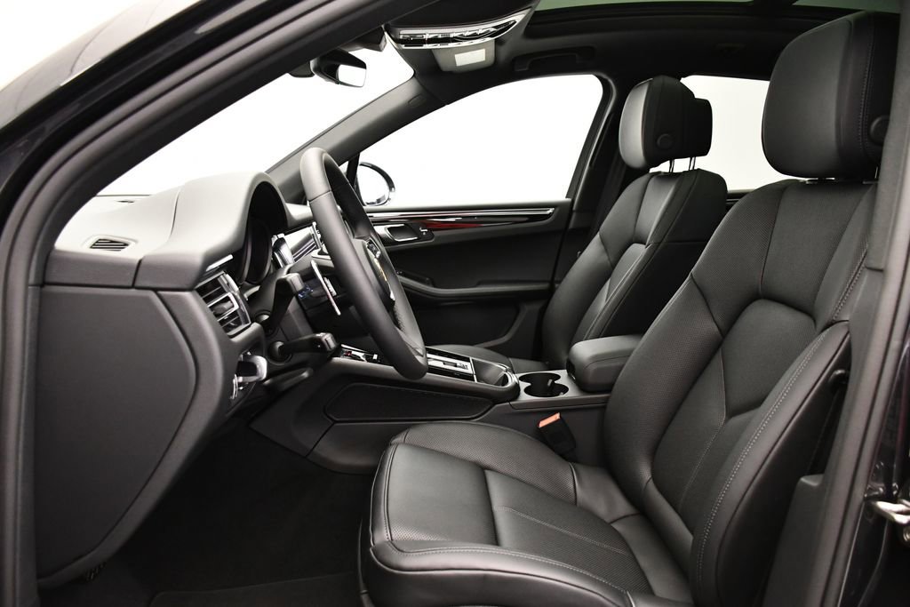 Certified 2025 Porsche Macan Turbo AWD/4WD image 5