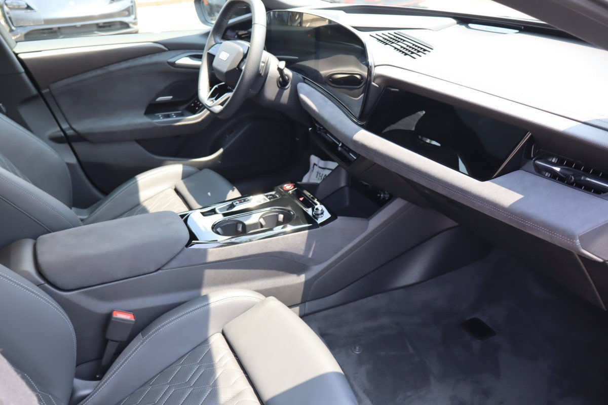 Used 2025 Audi S6 e-tron Premium Plus w/ Premium Plus AWD/4WD image 25