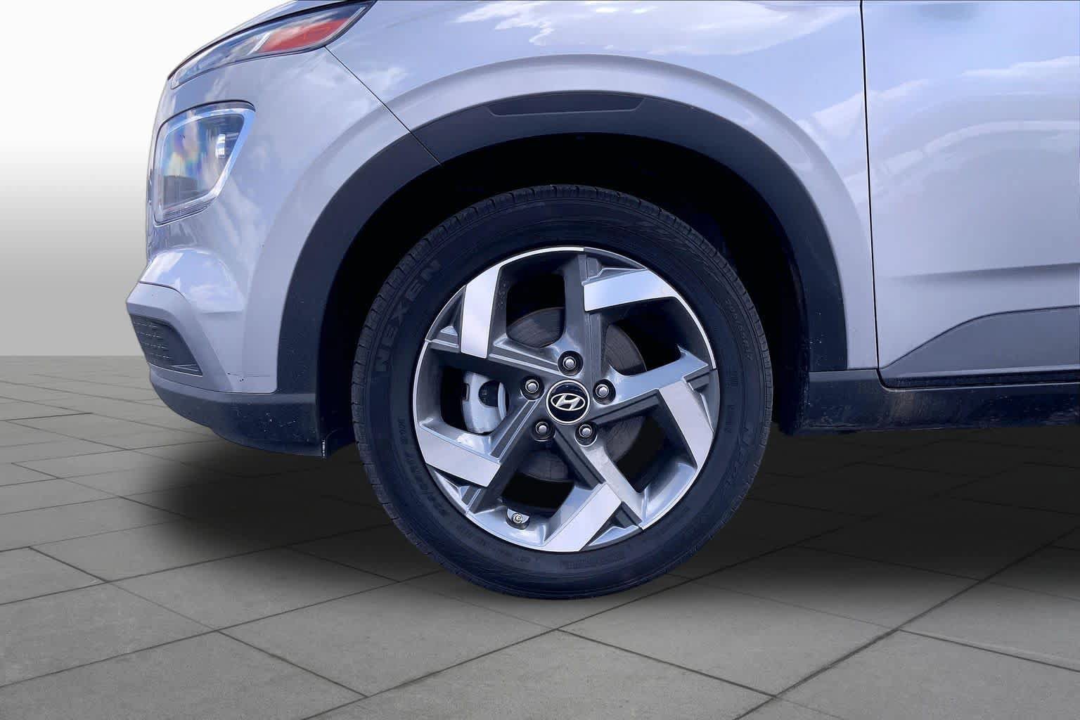 Used 2025 Hyundai Venue SEL FWD image 11