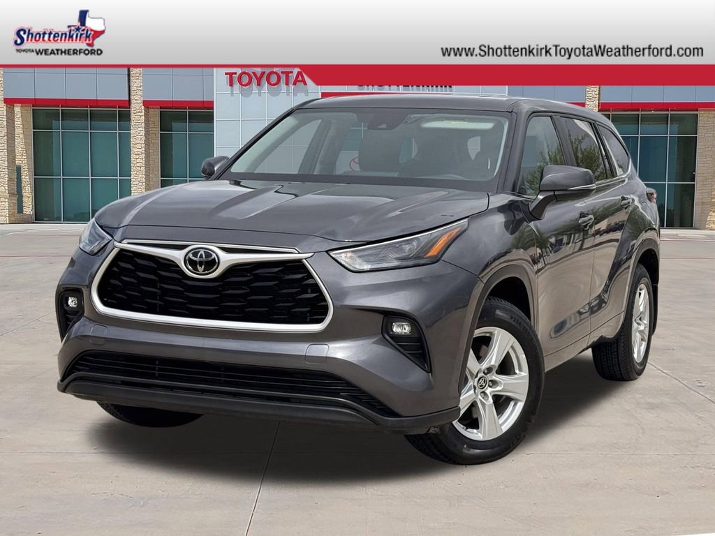 Used 2024 Toyota Highlander LE AWD/4WD image 1