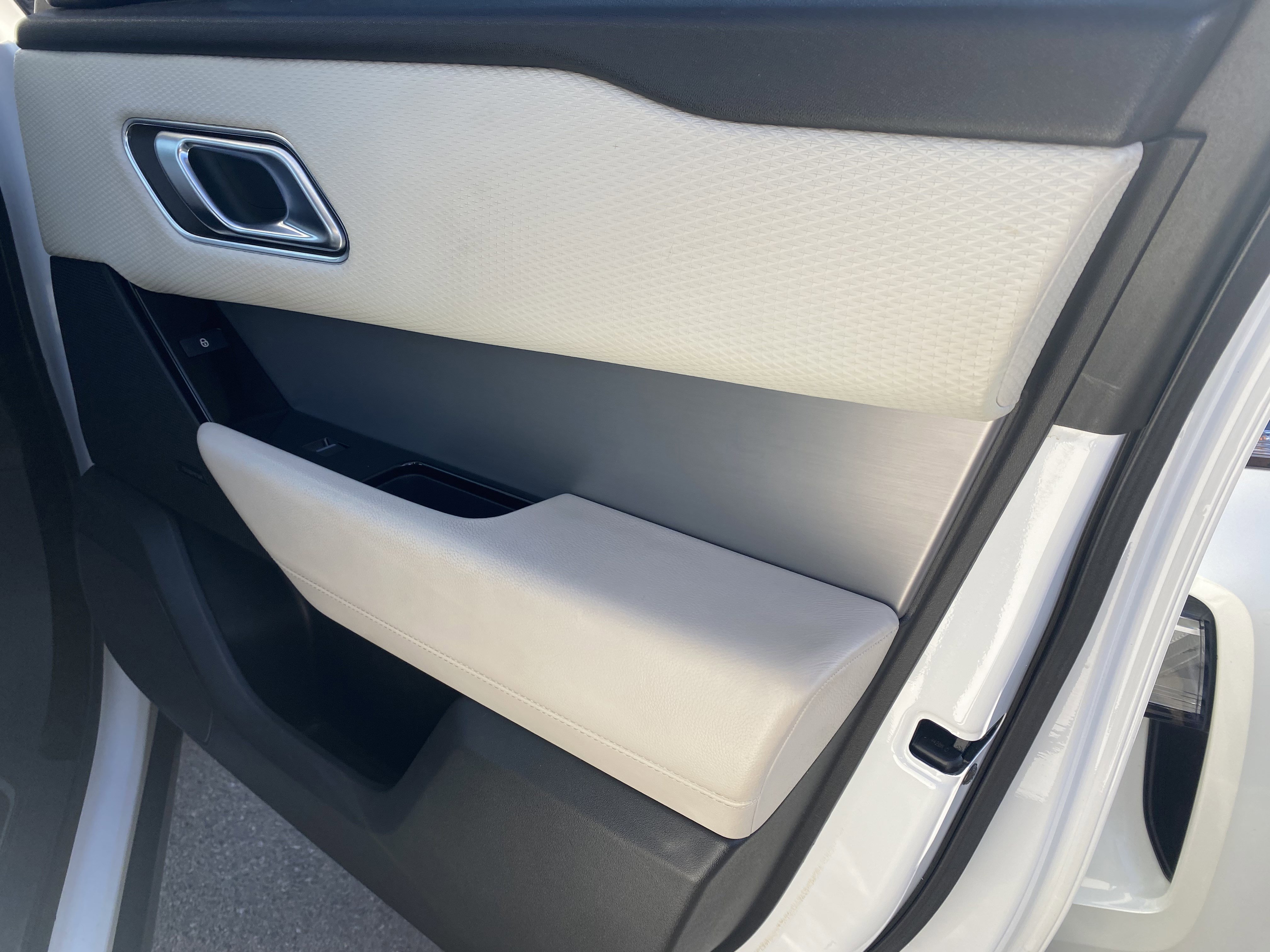 Used 2020 Land Rover Range Rover Velar R-Dynamic S image 21