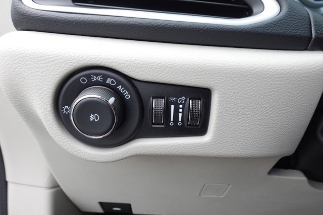 Used 2024 Chrysler Pacifica Touring-L image 16