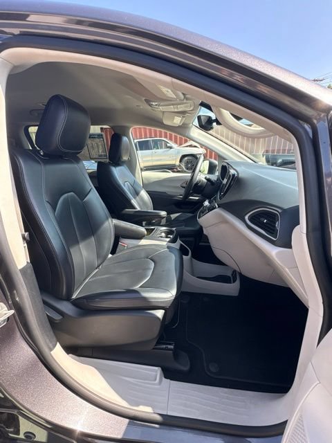 Used 2023 Chrysler Pacifica Touring-L FWD image 38