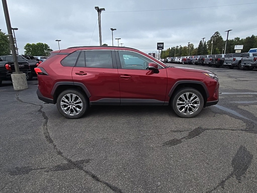 Used 2022 Toyota RAV4 XLE Premium image 6