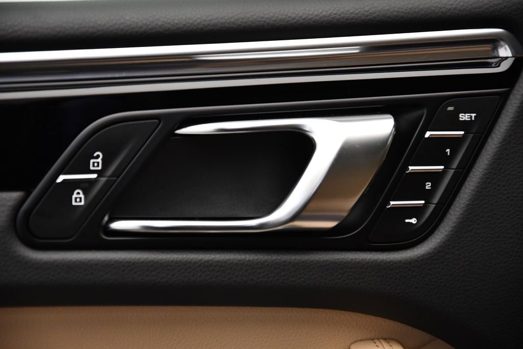 Certified 2025 Porsche Macan image 32
