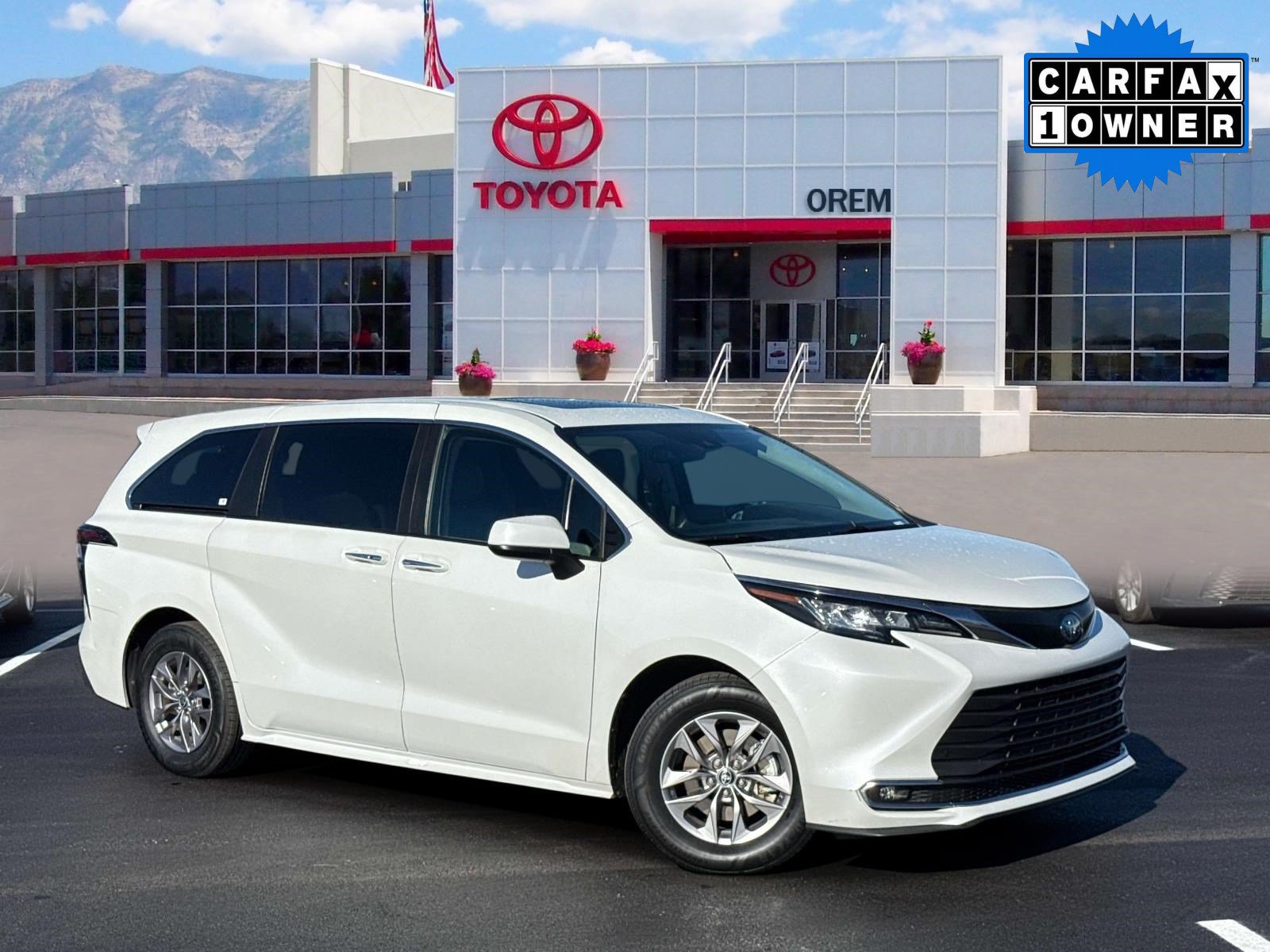 Used 2023 Toyota Sienna XLE FWD image 1