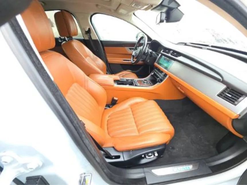 Used 2018 Jaguar XF Portfolio image 9