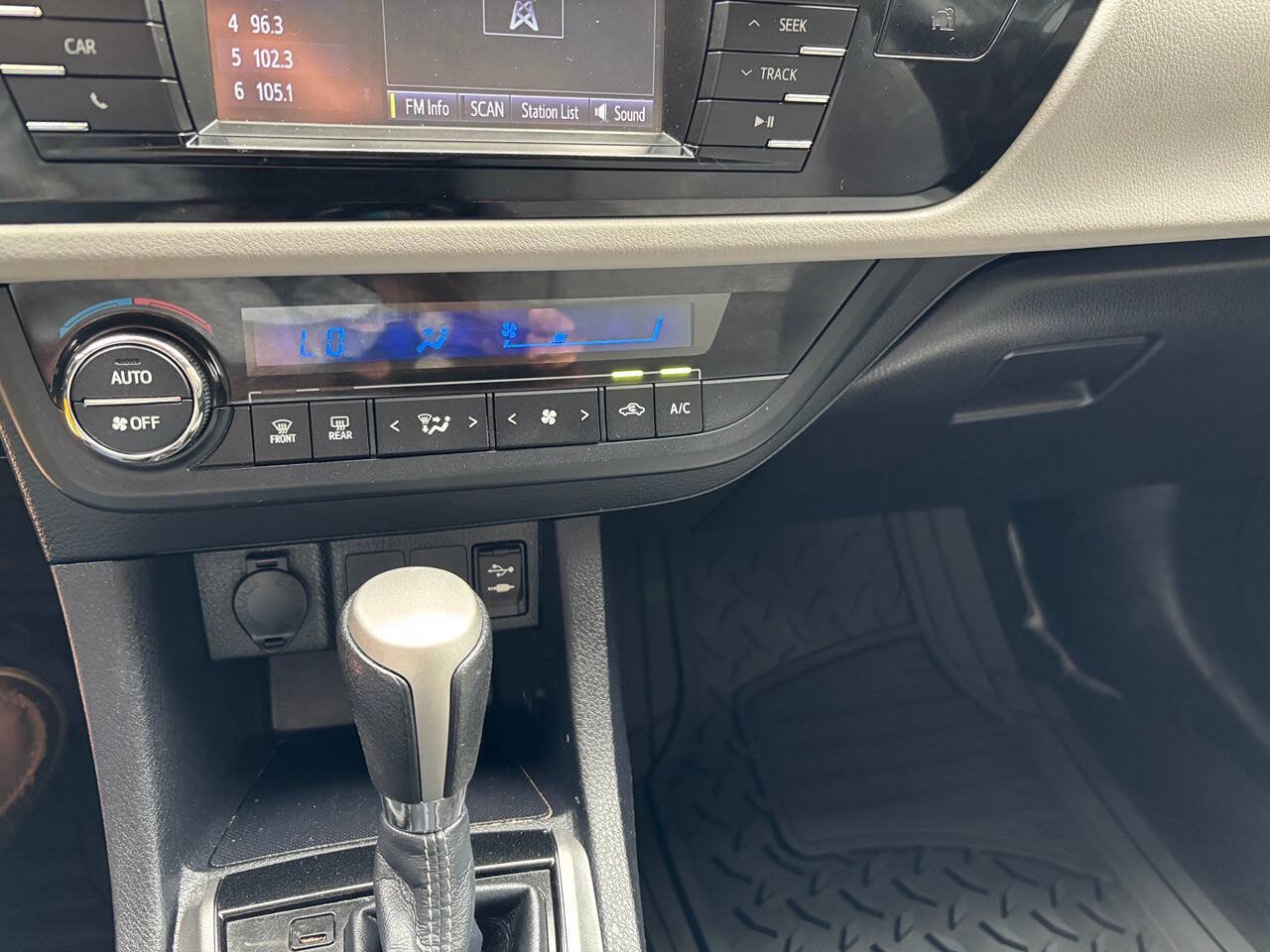 Used 2015 Toyota Corolla LE FWD image 29