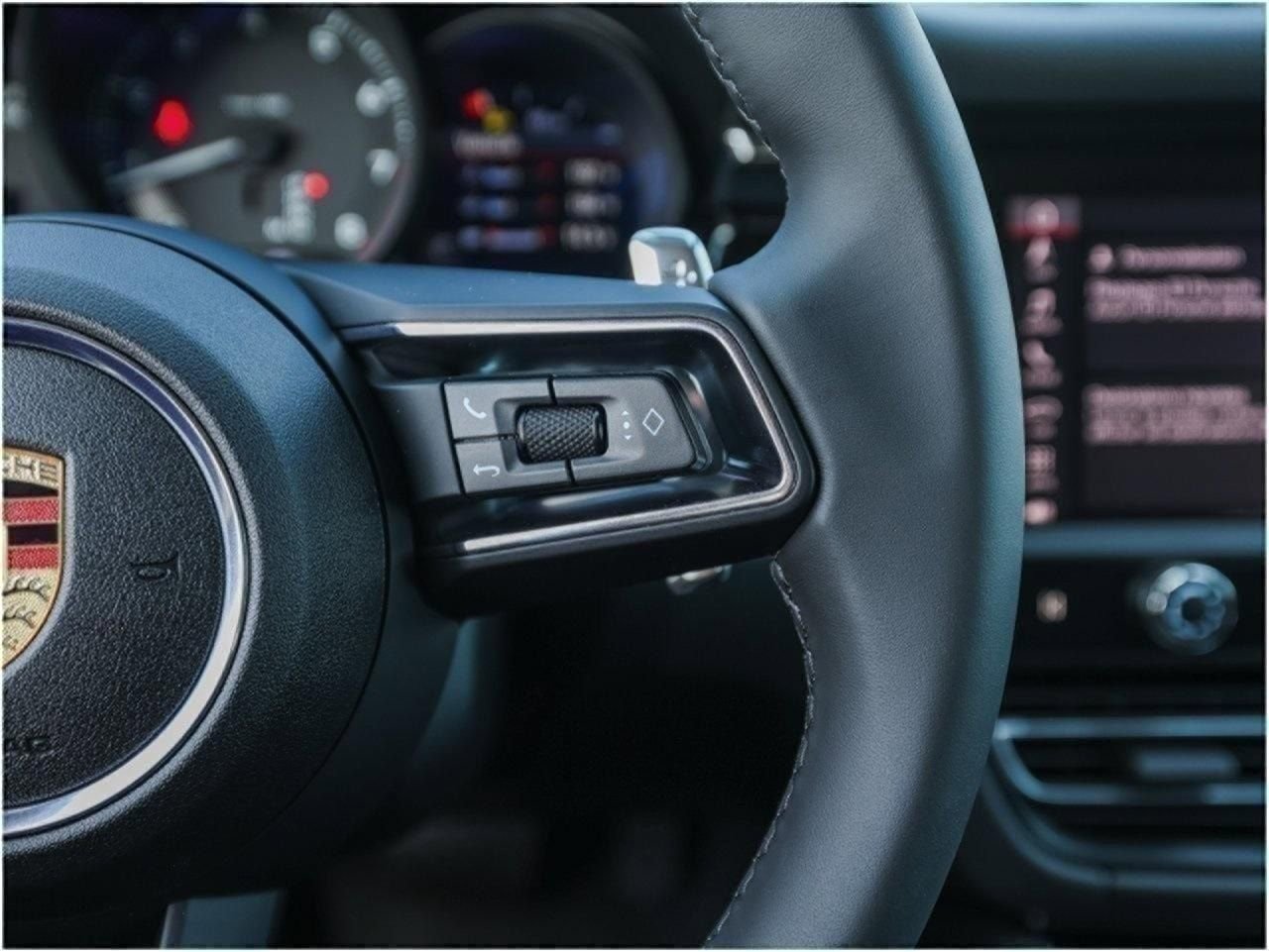 Certified 2025 Porsche Macan AWD/4WD image 16