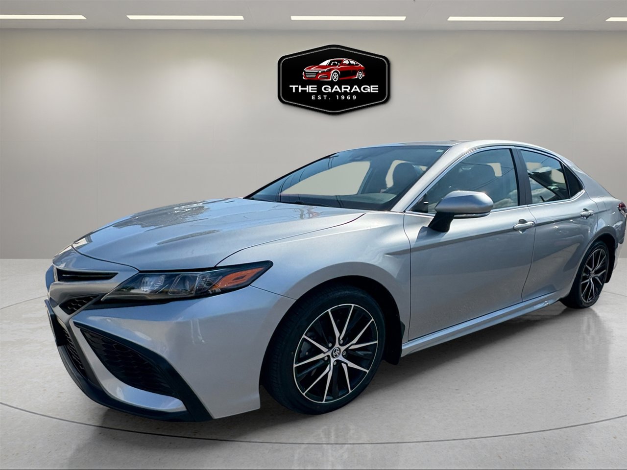Used 2022 Toyota Camry SE image 2