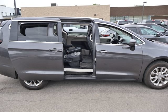 Used 2021 Chrysler Pacifica Touring-L w/ Uconnect Theater Family Group AWD/4WD image 5