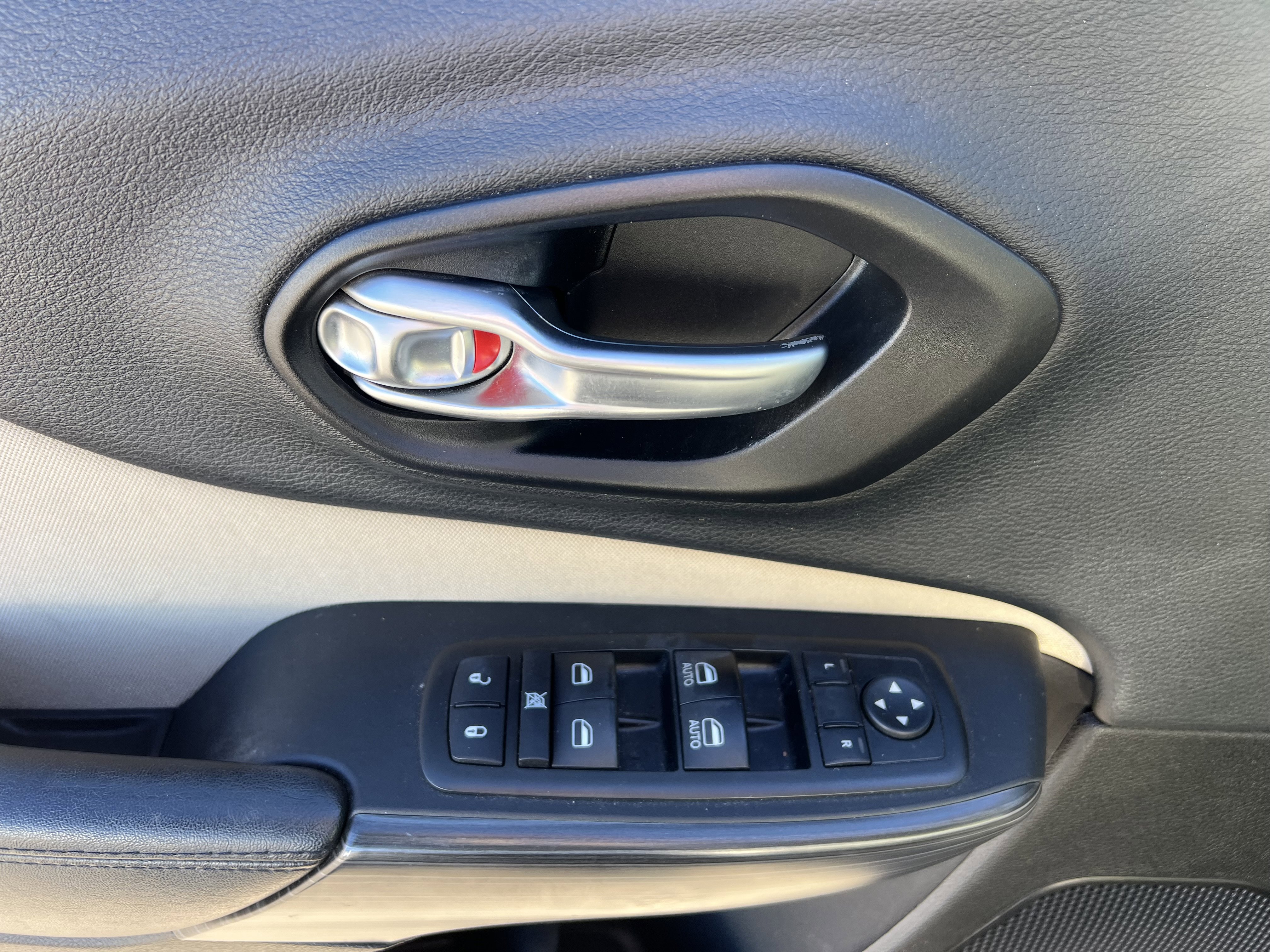 Used 2015 Jeep Cherokee Latitude w/ Comfort/Convenience Group image 17