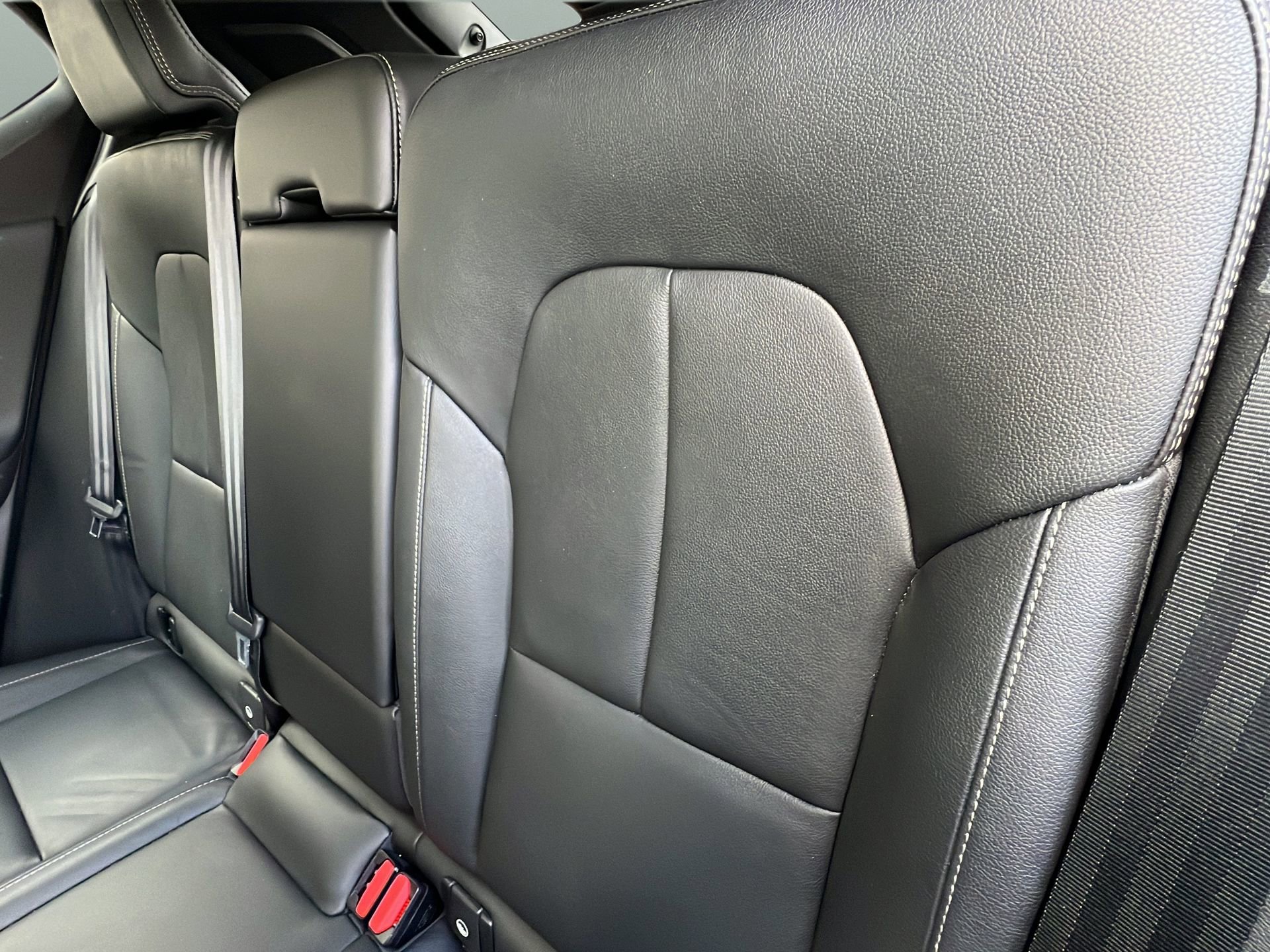 Used 2020 Volvo XC40 T4 Momentum w/ Premium Package image 16