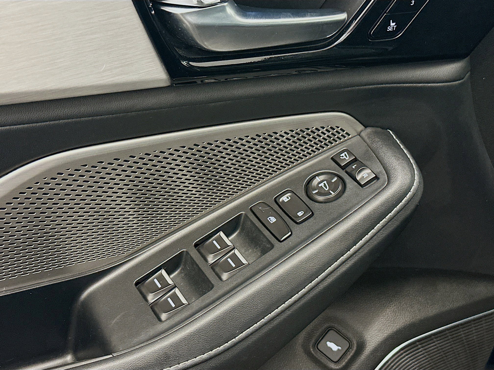 Used 2023 Acura MDX SH-AWD w/ Technology Package image 15