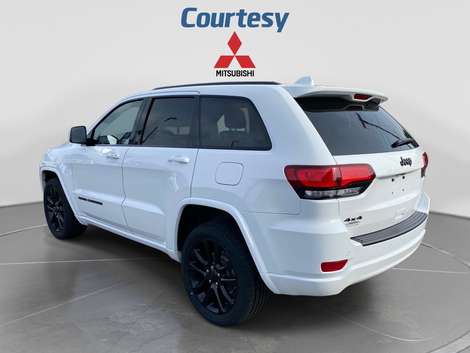 Used 2020 Jeep Grand Cherokee Altitude AWD/4WD image 3