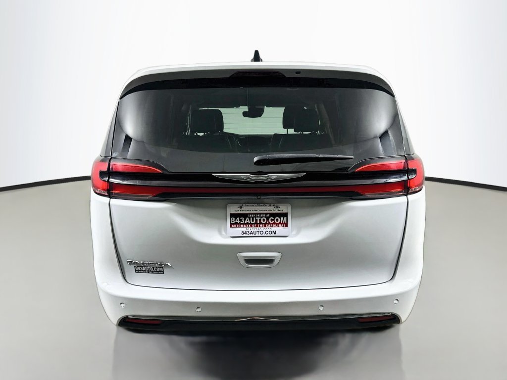 Used 2024 Chrysler Pacifica Touring-L FWD image 6