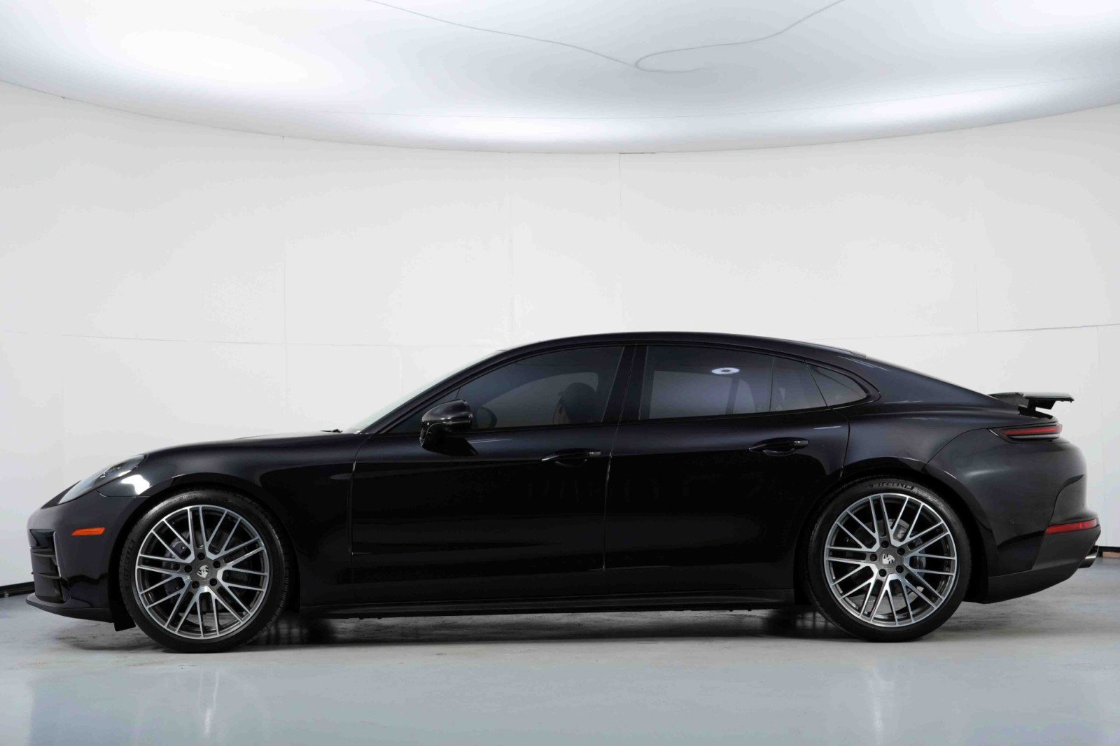 Used 2024 Porsche Panamera image 9