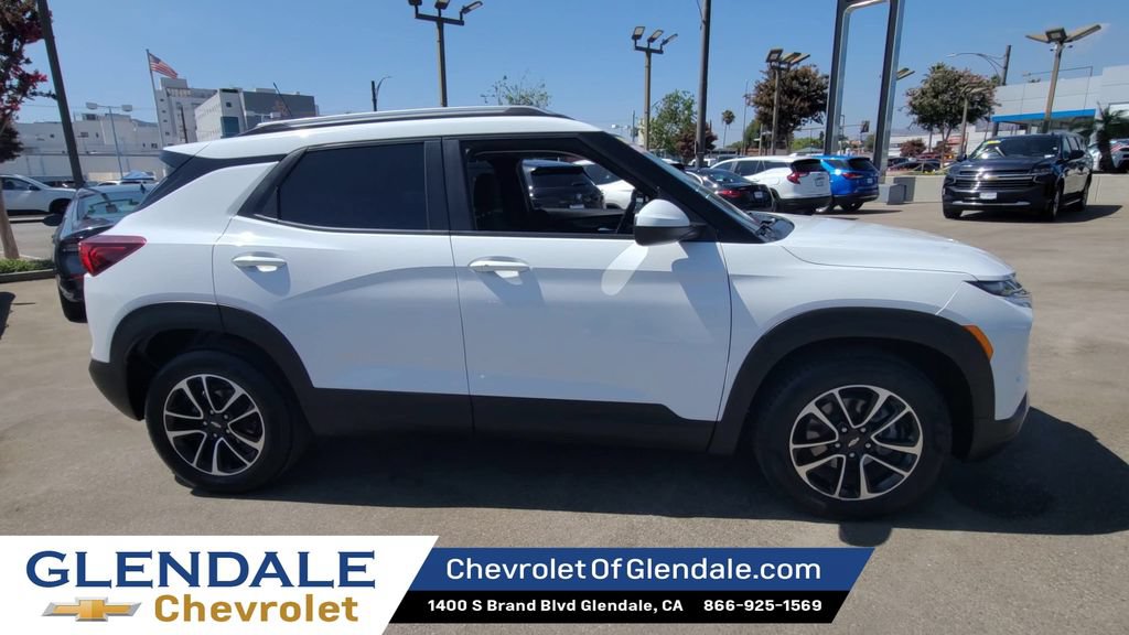 Used 2025 Chevrolet TrailBlazer LT FWD image 2