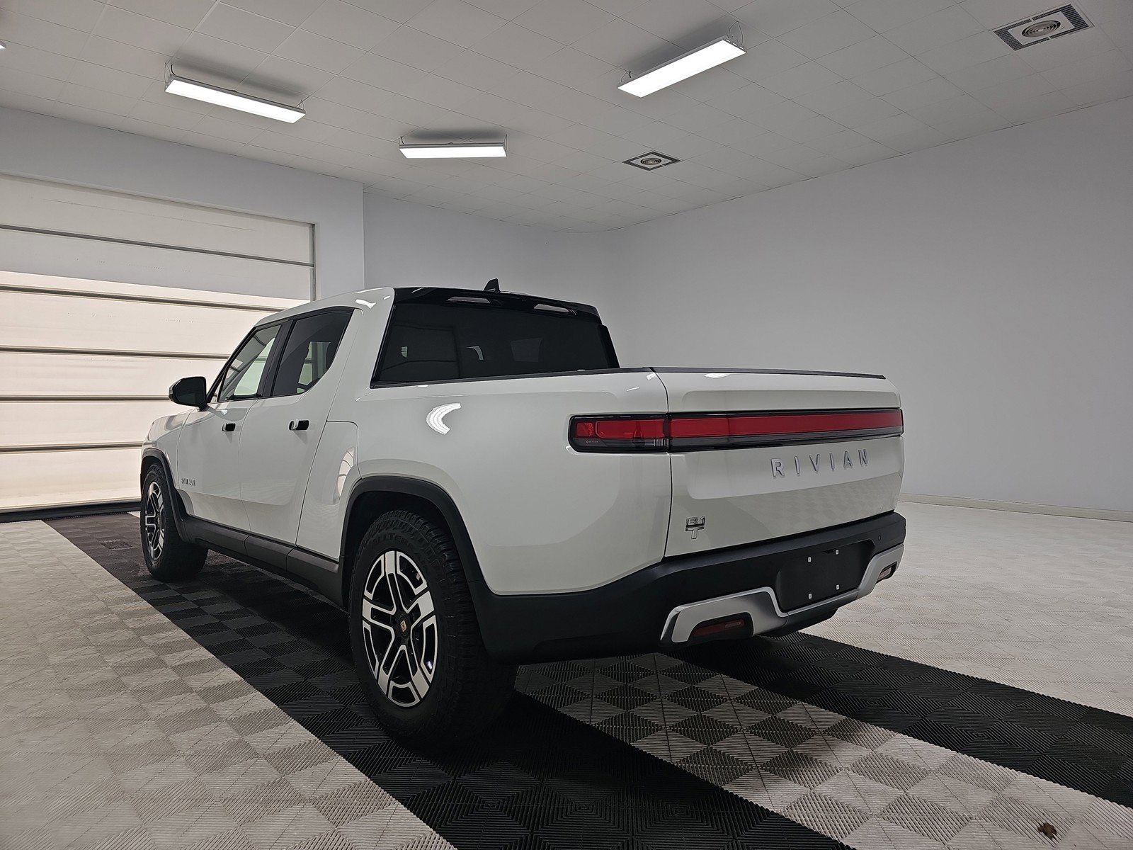 Used 2023 Rivian R1T Adventure image 3