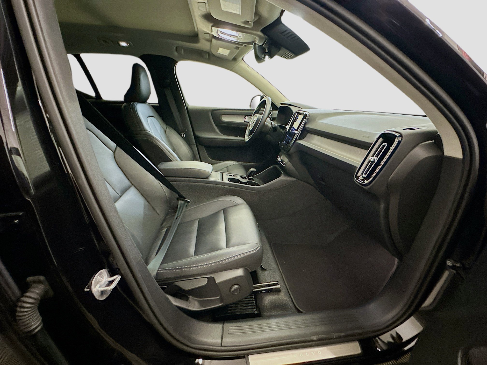 Used 2025 Volvo XC40 B5 Core image 32