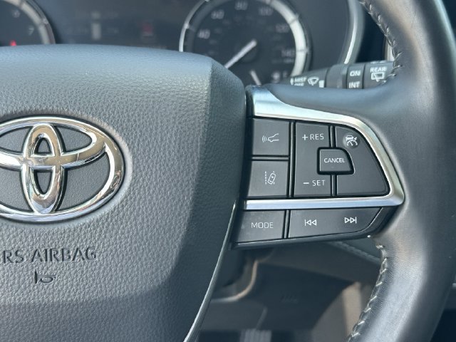 Used 2021 Toyota Highlander XLE AWD/4WD image 14