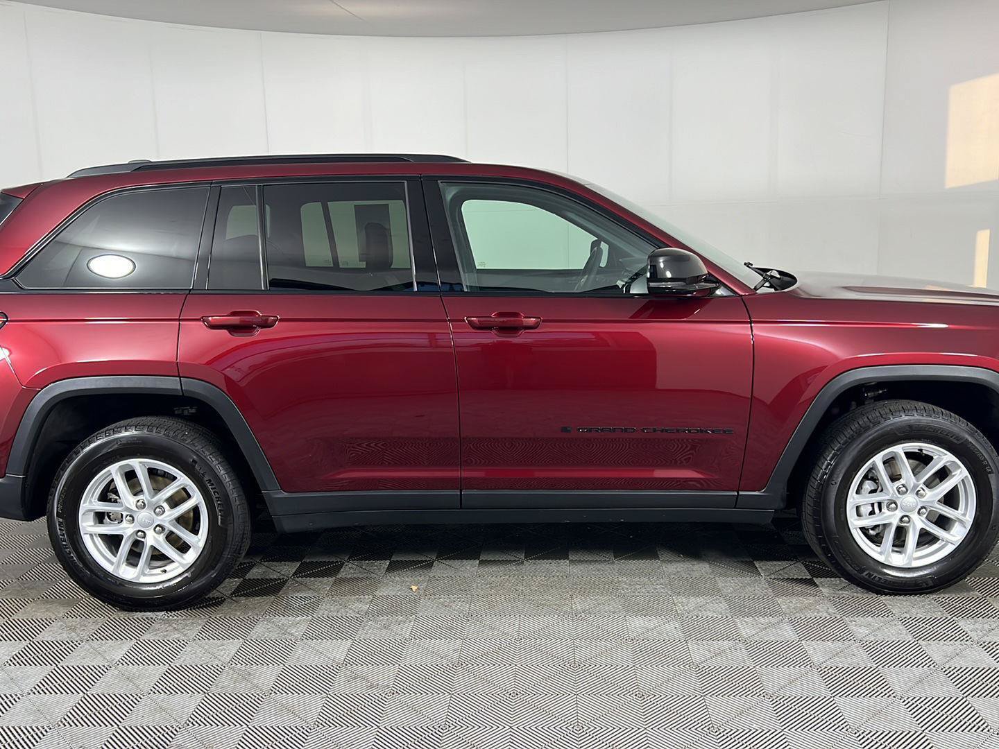Used 2024 Jeep Grand Cherokee Altitude AWD/4WD image 18