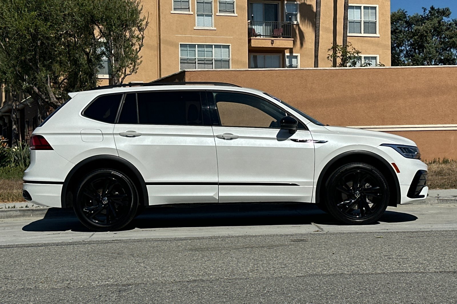 Used 2023 Volkswagen Tiguan SE R-Line AWD/4WD image 3