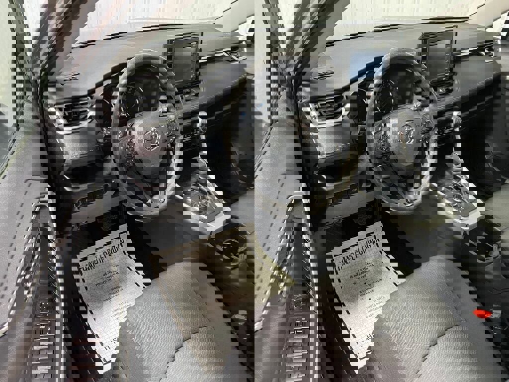 Used 2022 Toyota RAV4 XLE image 2