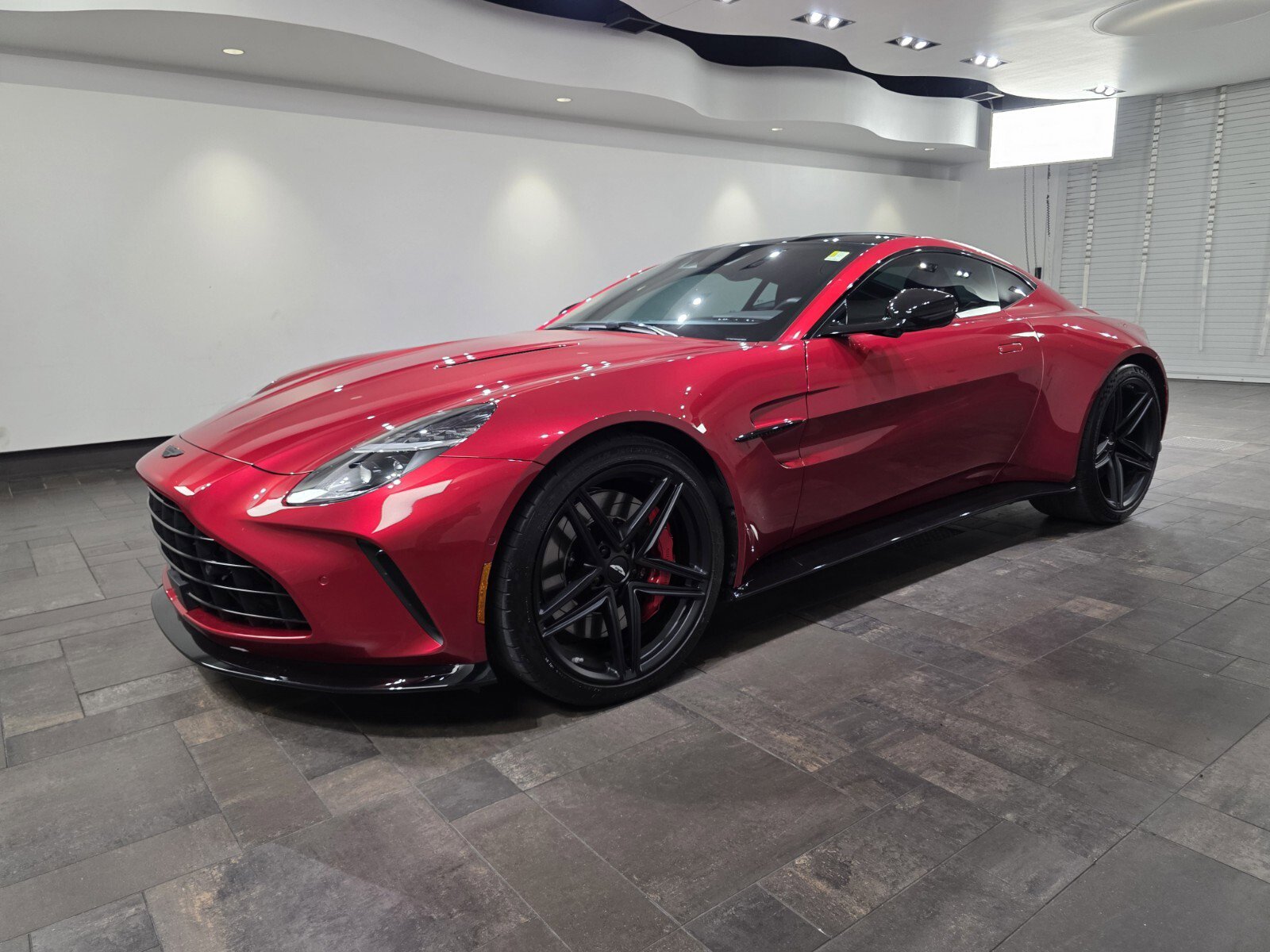 Used 2025 Aston Martin V8 Vantage Coupe image 24