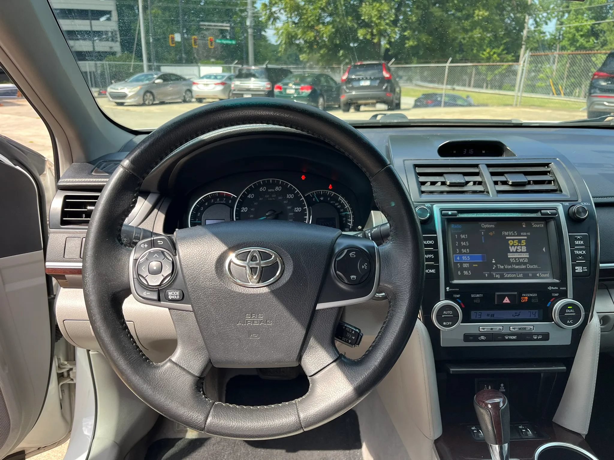 Used 2014 Toyota Camry XLE FWD image 9