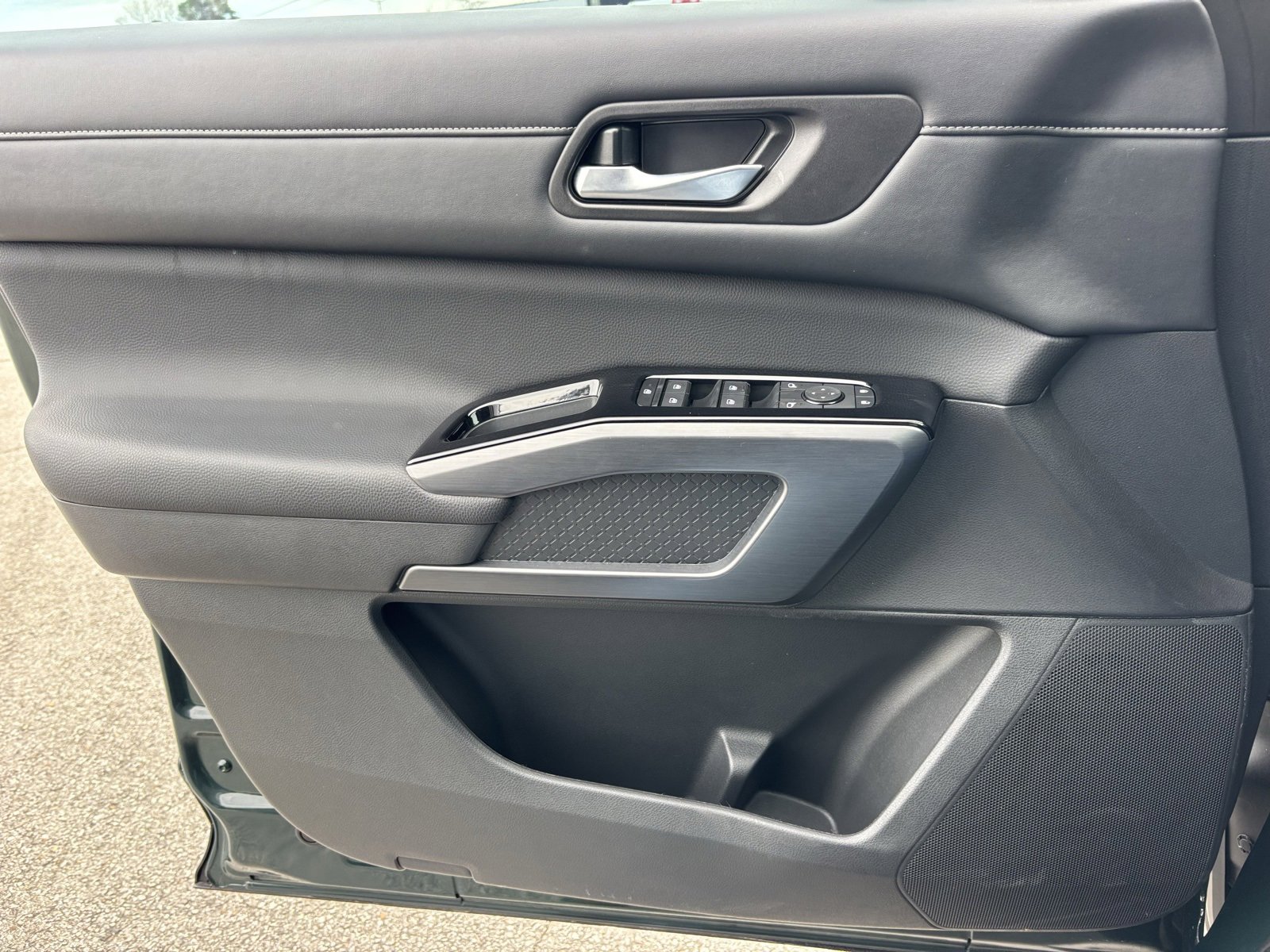 Used 2024 Nissan Pathfinder SL w/ SL Premium Package image 3