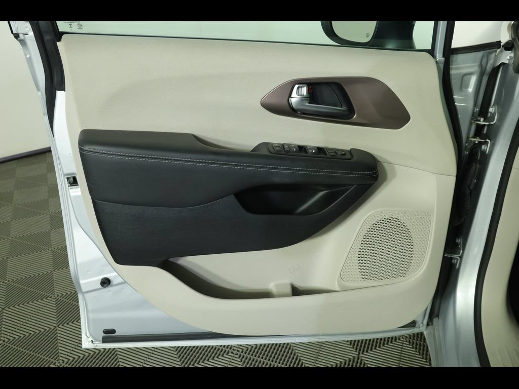 Used 2023 Chrysler Voyager LX FWD image 23