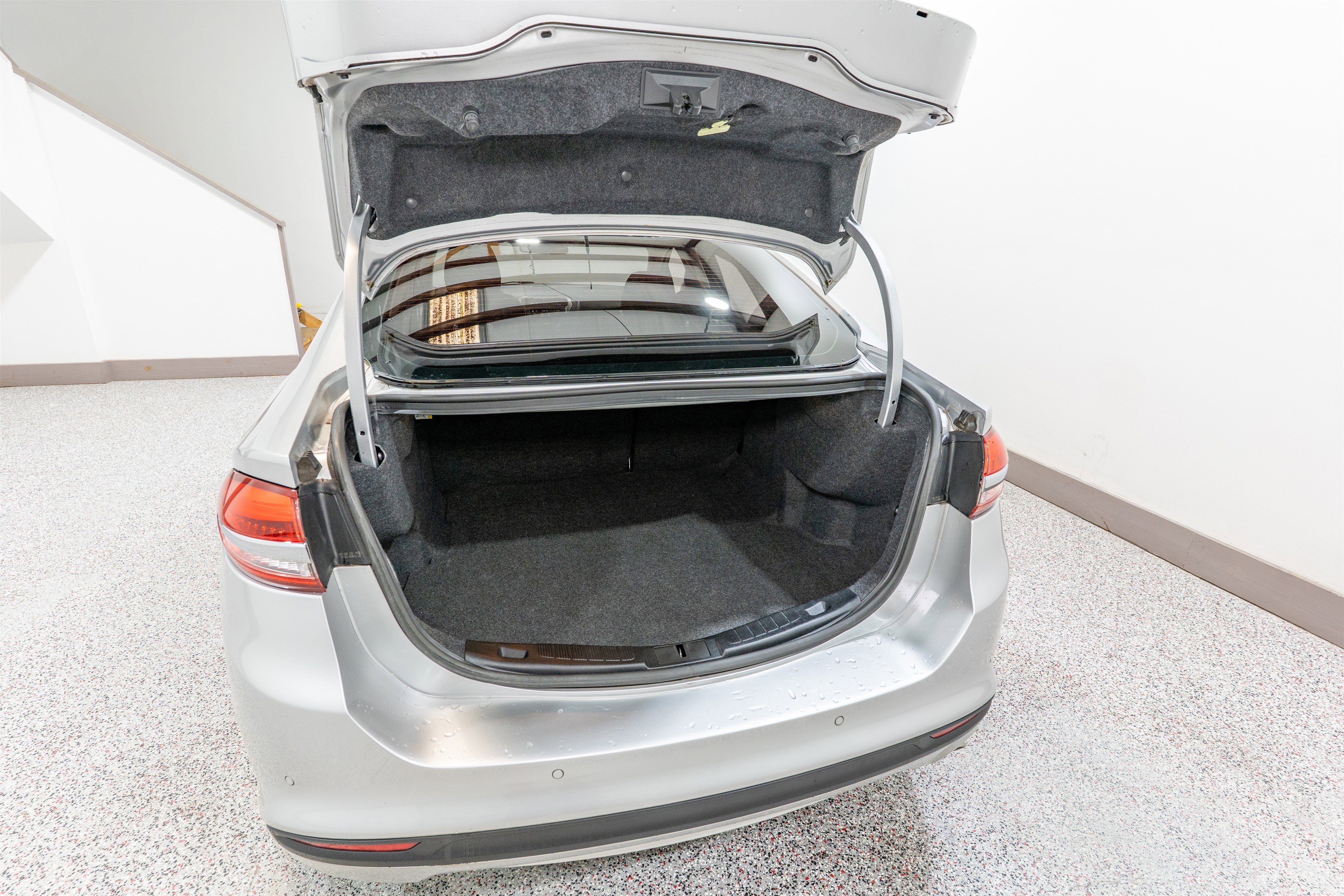 Used 2018 Ford Fusion SE FWD image 29