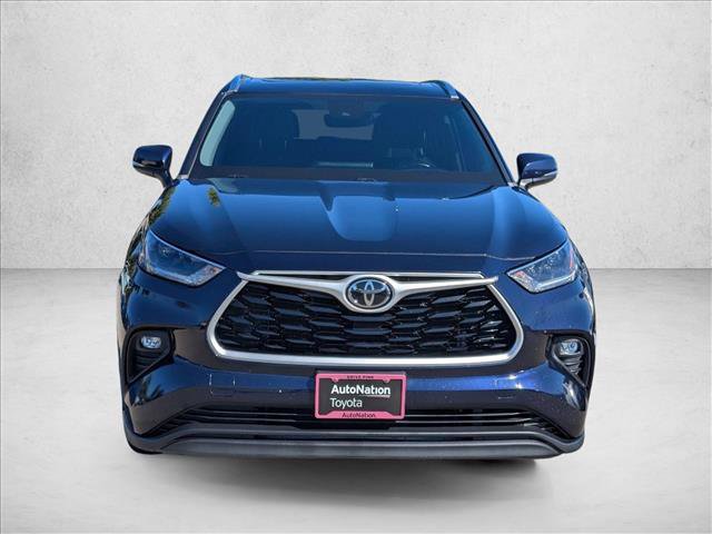 Used 2021 Toyota Highlander XLE FWD image 2