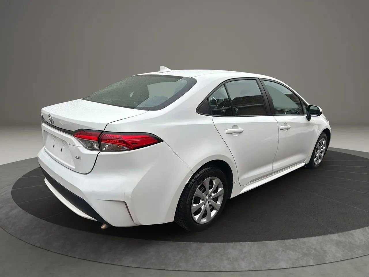 Used 2021 Toyota Corolla LE image 5