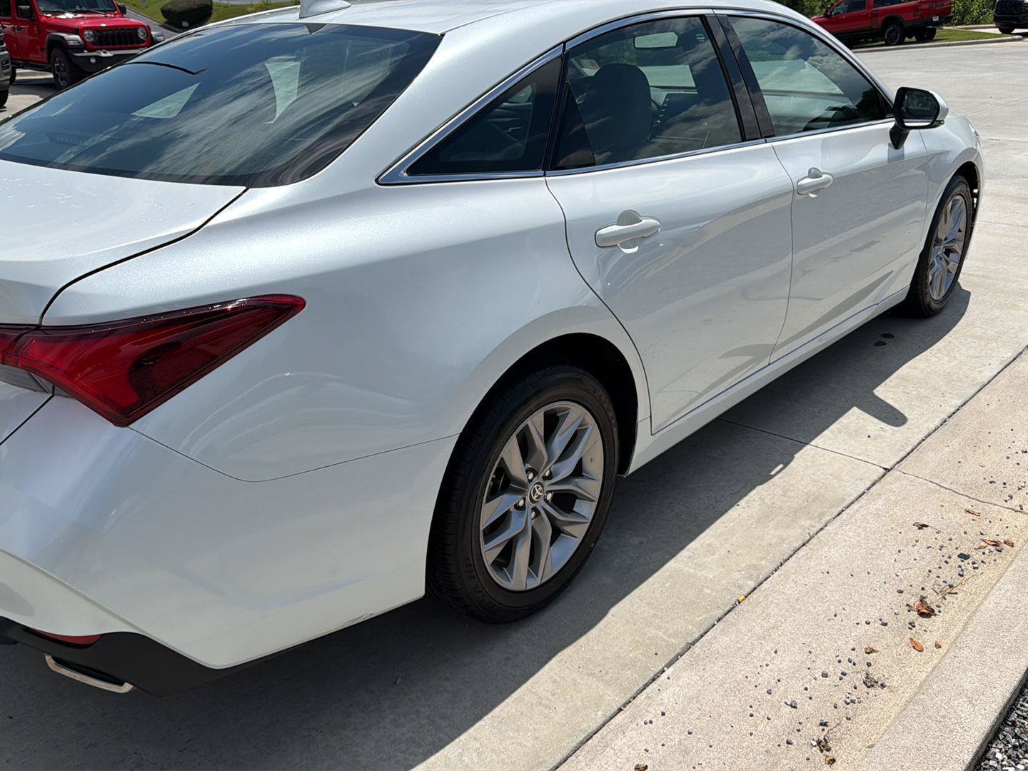Used 2022 Toyota Avalon XLE w/ Moonroof Package FWD image 3
