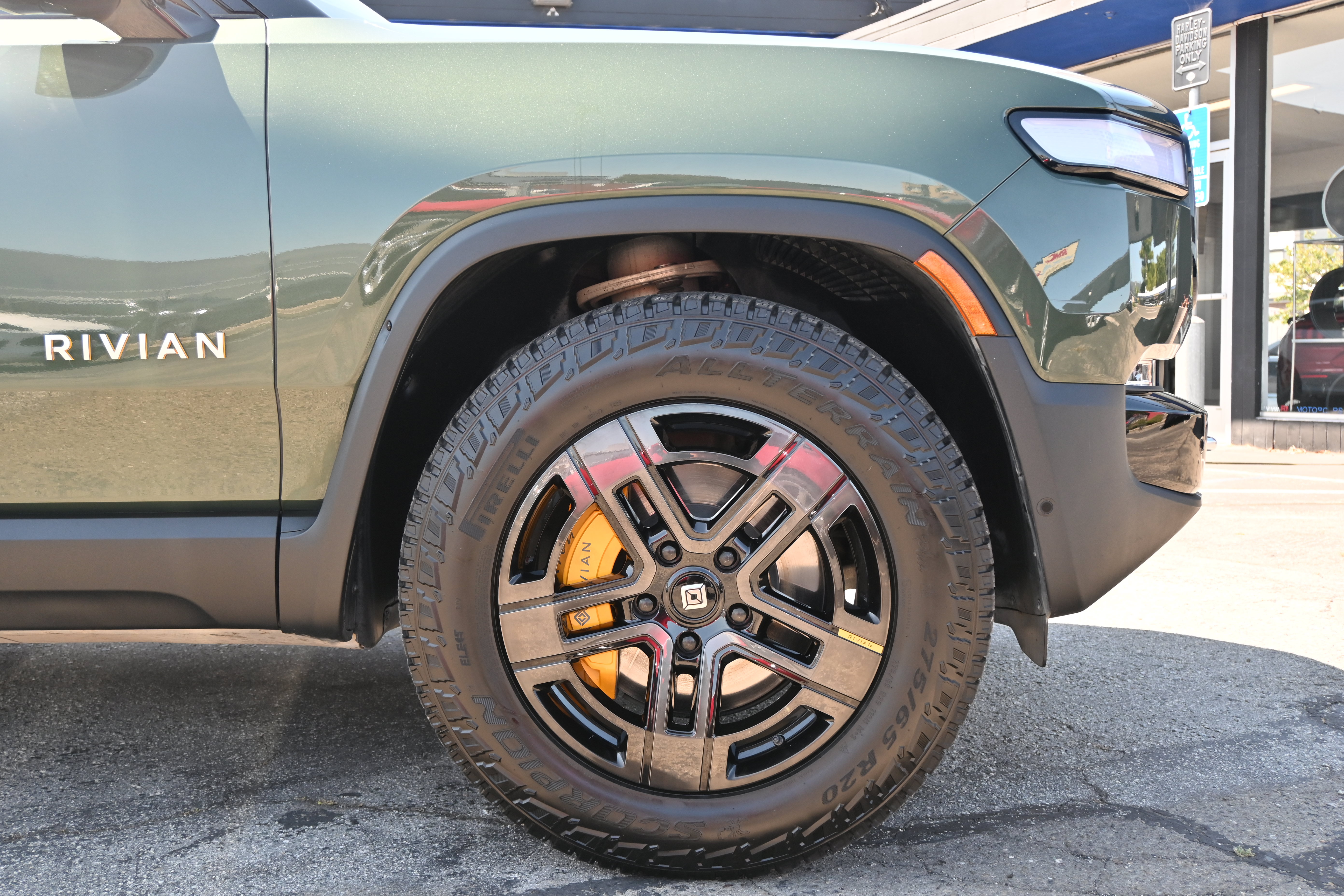 Used 2023 Rivian R1S Adventure AWD/4WD image 11