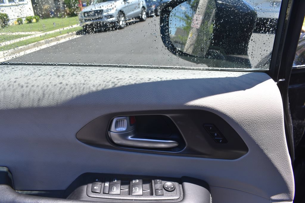 Used 2024 Chrysler Pacifica Touring-L FWD image 13