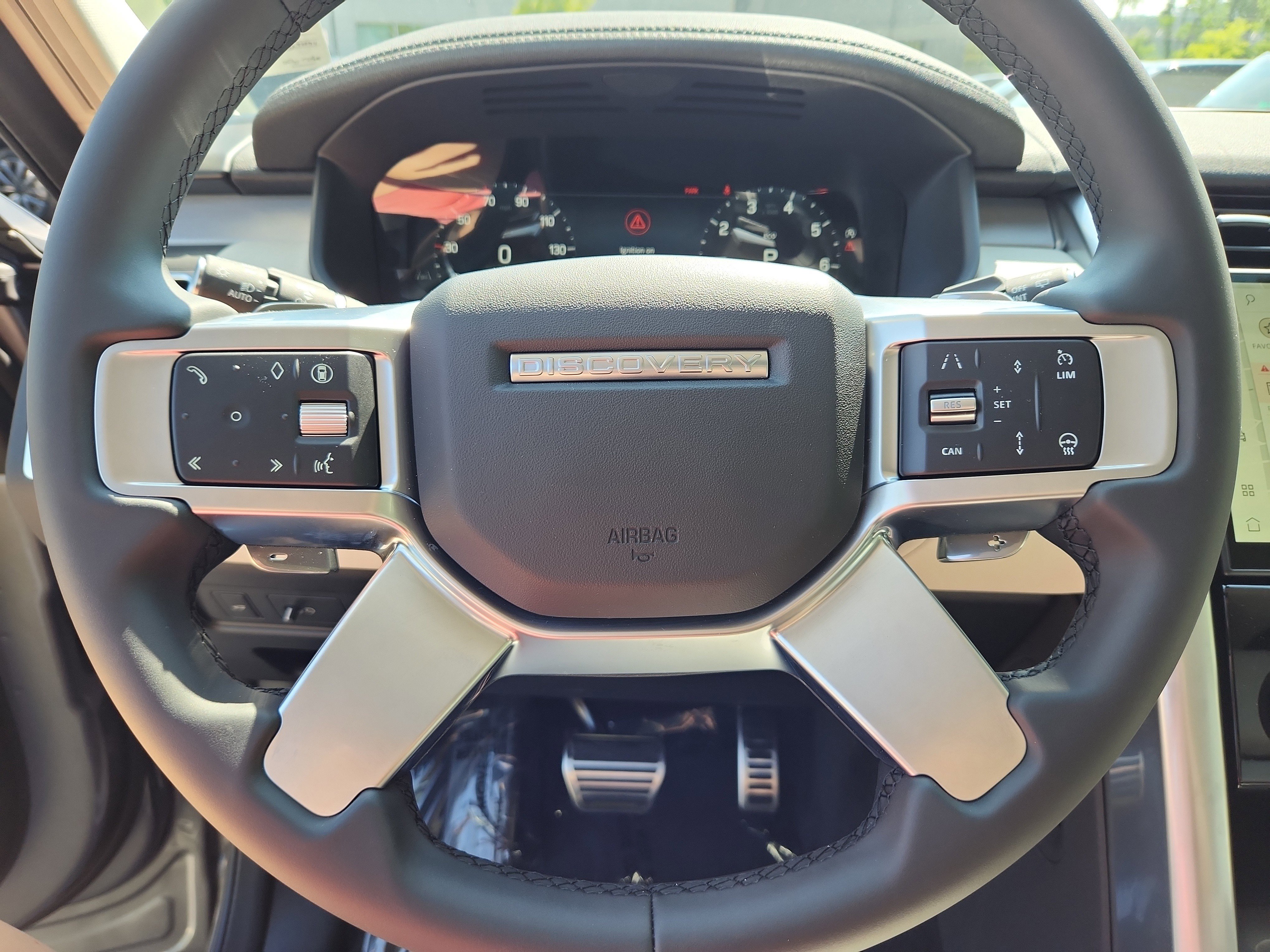 New 2025 Land Rover Discovery Dynamic SE image 18