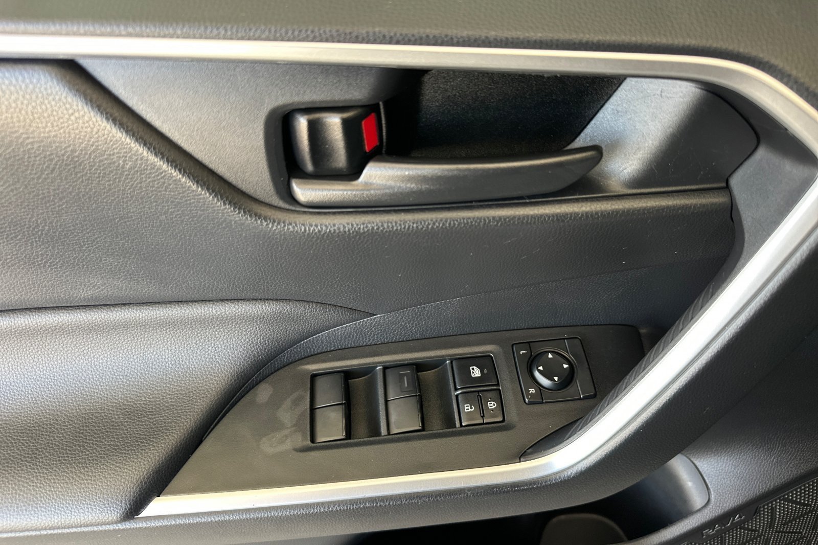 Certified 2025 Toyota RAV4 LE AWD/4WD image 10